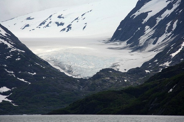 I waited quite a while for the sun to cooperate, but I never got really good light on the glacier.