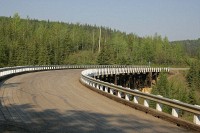 A hairpin turn forced them to construct this curved bridge, the elements of its construction are very interesting.